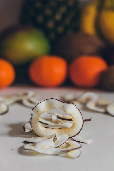Kurutulmuş ev yapımı taze kurutulmuş meyve dilimleri. Meyve cipsi, doğal çiğ vegan organik atıştırmalık. Sağlıklı gıda konsepti.