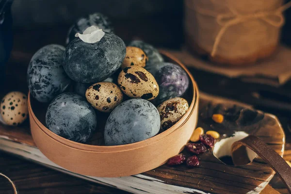 Huevos Pascua Caja Redonda Madera Sobre Fondo Rústico Madera Con — Foto de Stock