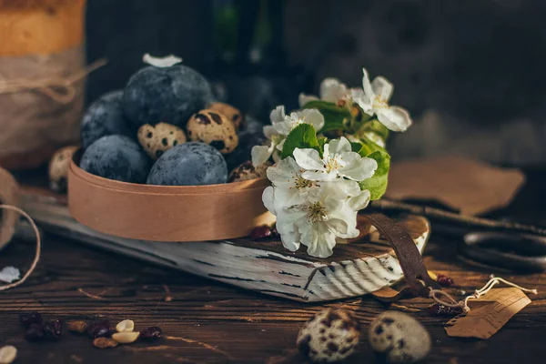 Huevos Pascua Caja Redonda Madera Sobre Fondo Rústico Madera Con — Foto de Stock