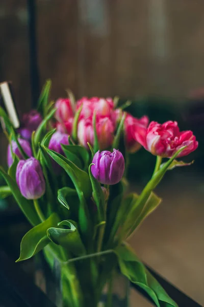 Nature Morte Avec Bouquet Tulipes Roses Violettes Sur Fond Sombre — Photo