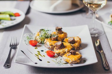 Peynir, mantar sapı, taze vişneli domates ve mikroyeşil mantarla doldurulmuş mantarlar..