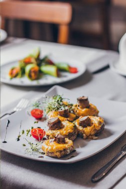 Peynir, mantar sapı, taze vişneli domates ve mikroyeşil mantarla doldurulmuş mantarlar..