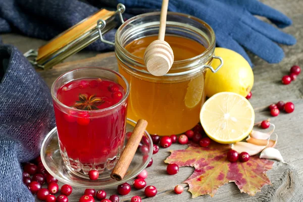 Cranberry tea, honey and lemon products to strengthen immunity — Stock Photo, Image