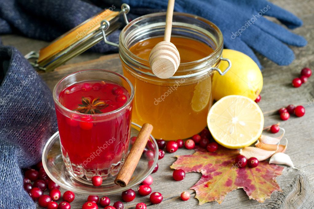 горячие напитки от простуды. морс из клюквы при кашле. домашний морс из клюквы и брусники. клюквенный морс при простуде. клюквенный морс в стакане.