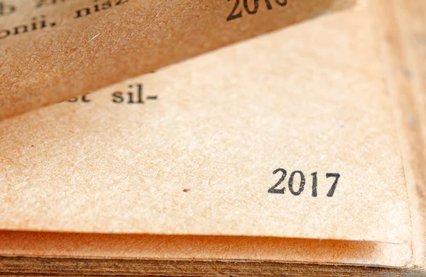 2017 números do ano novo na página do conceito de fundo do livro — Fotografia de Stock
