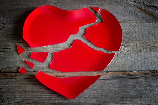 Broken heart red plate concept on wooden board — ストック写真