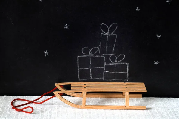 Weihnachtsgeschenke auf dem Schlitten abstrakt auf der Tafel — Stockfoto