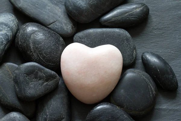 Corazón de piedra y otras piedras fondo abstracto — Foto de Stock