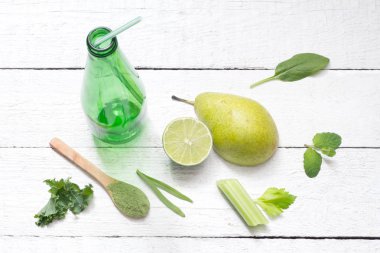 Yeşil soyut smoothie meyve diyet ve sağlık yaşam tarzı konsepti ile