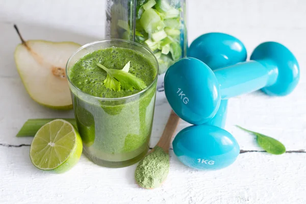 Smoothie verde e halteres saúde dieta estilo de vida conceito — Fotografia de Stock