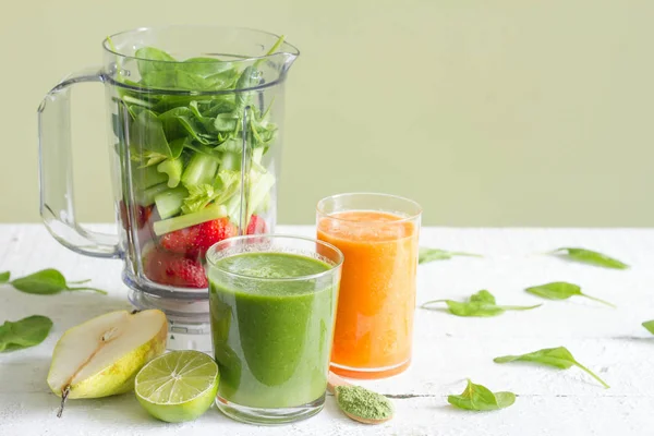 Batido verde con licuadora y frutas concepto de dieta saludable estilo de vida — Foto de Stock