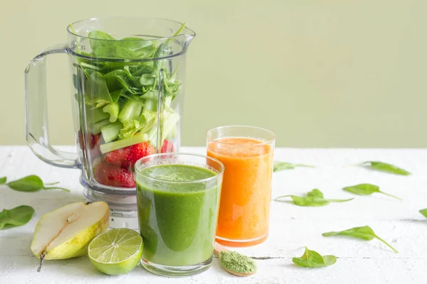 Grüner Smoothie mit Mixer und Früchten Gesundheit Diät Lifestylekonzept — Stockfoto