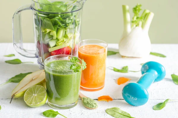 Zielony koktajl z blendera i owoce koncepcja stylu życia dieta zdrowie — Zdjęcie stockowe