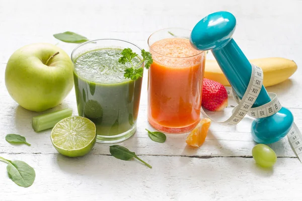 水果、 蔬菜、 果汁、 冰沙和哑铃健康饮食和健康生活方式的概念 — 图库照片