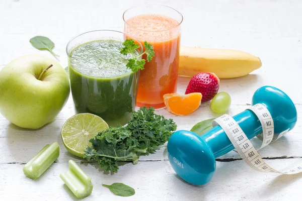 Obst, Gemüse, Saft, Smoothie und Hantel Gesundheit Diät und Fitness-Lifestyle-Konzept — Stockfoto