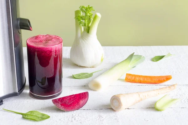 Spremiagrumi, succo di barbabietola rossa, altro concetto di disintossicazione della dieta di salute delle verdure — Foto Stock