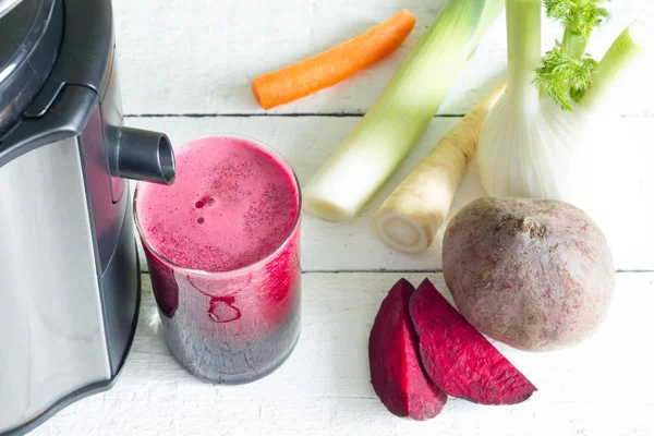 Gyümölcscentrifuga, piros cékla lé, más zöldség Egészség étrend méregtelenítő koncepció — Stock Fotó
