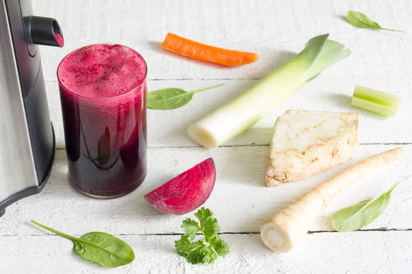 Meyve sıkacağı, kırmızı pancar suyu, diğer sebzeler sağlık diyet detoksifikasyon kavramı — Stok fotoğraf