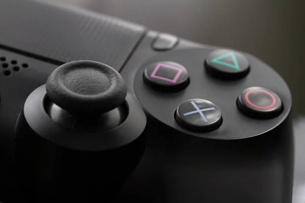 Controle de vídeo game close-up do console contra tela do monitor — Fotografia de Stock