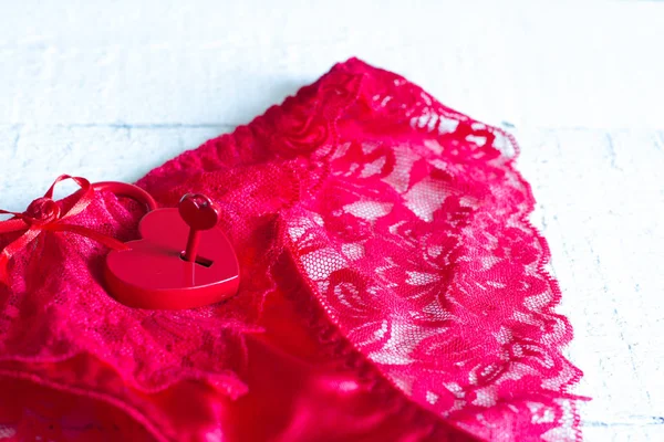 Červené dámské kalhotky a visací zámek láska valentine koncept — Stock fotografie