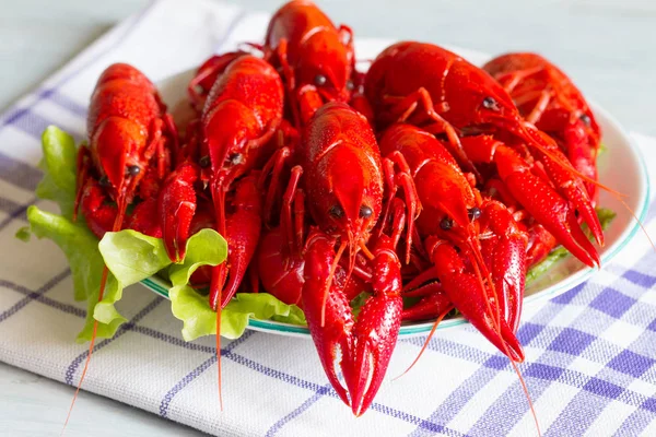 Cangrejos de río rojos cocidos en el concepto de comida plato — Foto de Stock