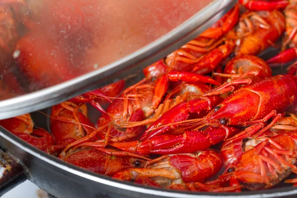 Crayfish in the pot and boiling water preparation — Stock Photo, Image