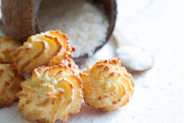 Kokosowe ciasteczka macarons z kopry na białe tło zbliżenie — Zdjęcie stockowe