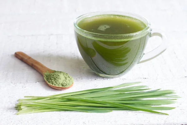 Giovane orzo con erba fresca concetto di dieta disintossicazione — Foto Stock