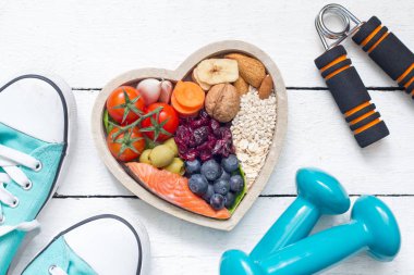 Kalp ve halter fitness soyut sağlıklı yaşam konsepti gıda