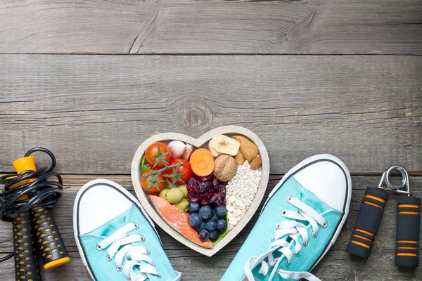 Concepto de estilo de vida saludable con comida en el corazón y accesorios deportivos de fitness —  Fotos de Stock
