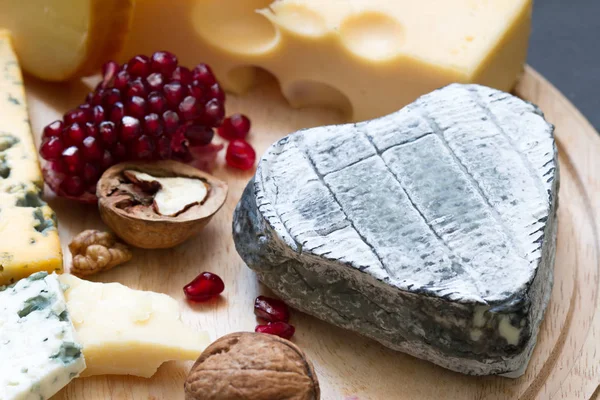 El queso viejo en forma de corazón ama el concepto de comida —  Fotos de Stock