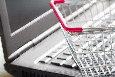 Alışveriş sepeti online arka plan kavramı satın alma laptop