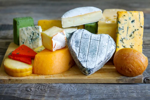 심장 모양의 오래 된 보드 다채로운 음식 추상 정물화에 치즈 — 스톡 사진