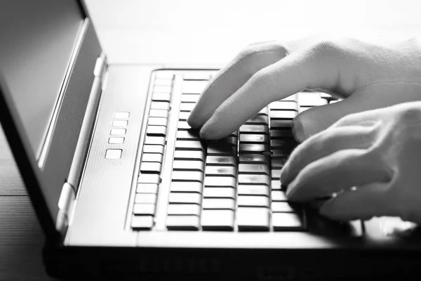 Bilgisayar korsanı beyaz eldiven çalmak bilgi üstünde laptop — Stok fotoğraf
