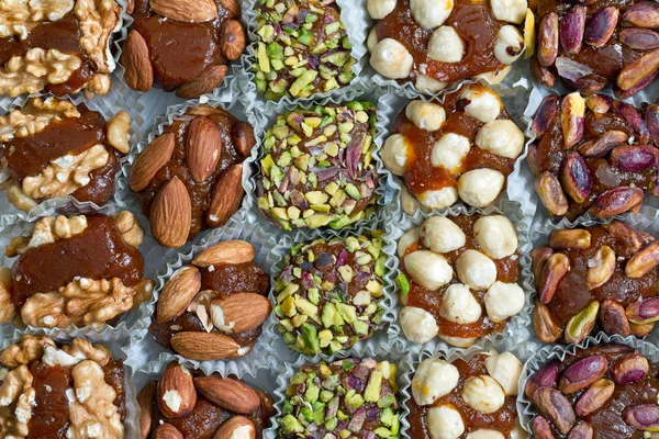 Blandning av torkad frukt med nötter och morot — Stockfoto