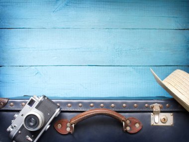 Eski retro vintage çanta ve kamera turizm seyahat arka plan kavramı