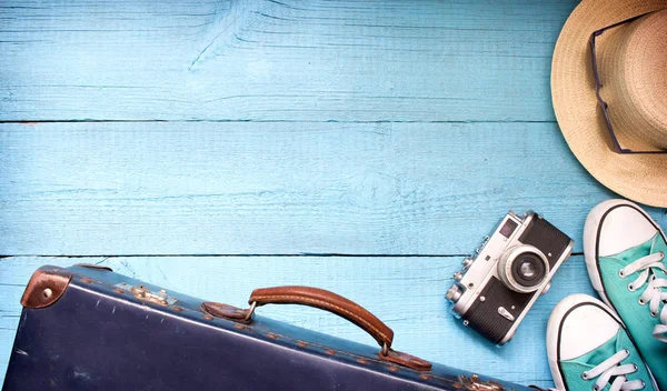 Old retro vintage suitcase and camera tourism travel background concept — Stock Photo, Image