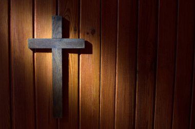 Gece Paskalya arka plan ahşap duvar üzerinde çapraz