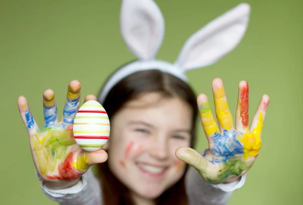 Ragazzina sorridente con uova di Pasqua colorate — Foto Stock