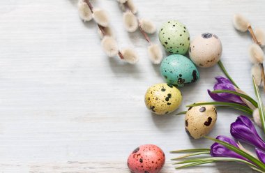 Paskalya yumurtaları ve ahşap zemin üzerine çiçek soyut