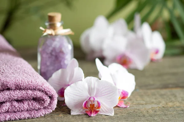 Spa ainda vida com banho toalha de sal e orquídeas em tábuas de madeira — Fotografia de Stock