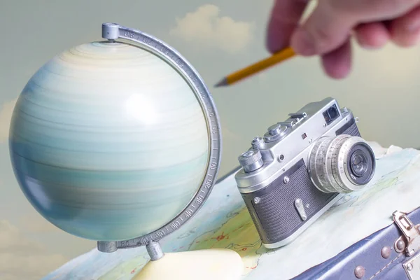 Viaja alrededor del mundo con una cámara y un concepto de globo — Foto de Stock