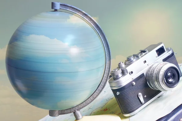 Путешествие по миру с камерой и концепцией глобуса — стоковое фото