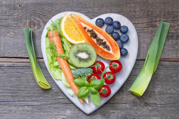 Healthy lifestyle with fresh fruits and vegetables on heart concept — Stock Photo, Image