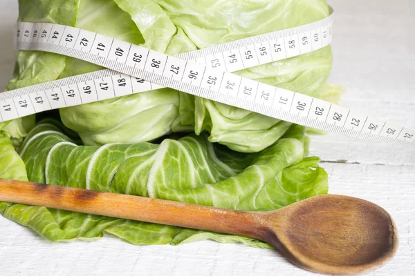 Conceito de dieta de repolho estilo de vida saudável com centímetro — Fotografia de Stock