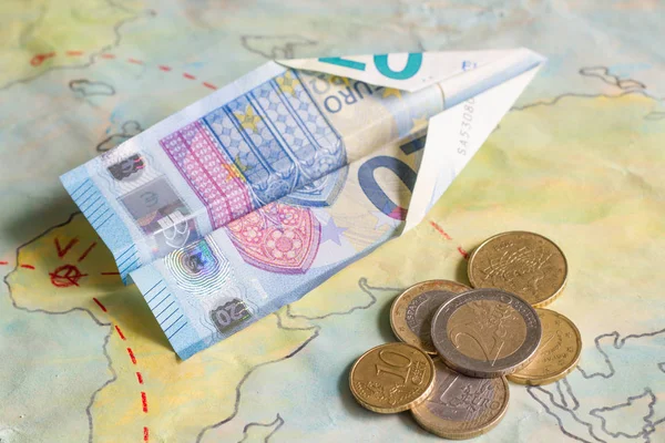 Billigflieger mit Flugzeug- und Eurogeld-Konzept — Stockfoto