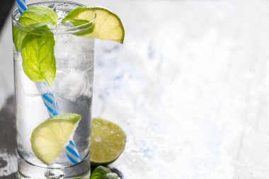 Arka plan buz ve limon içkiyle Mojito