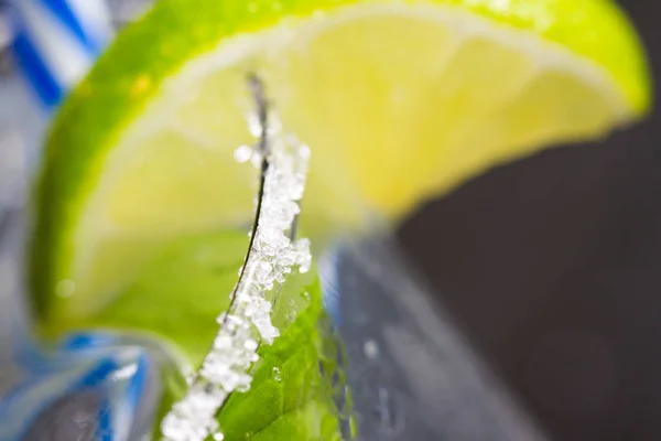 鸡尾酒喝冰和青柠的抽象背景 — 图库照片