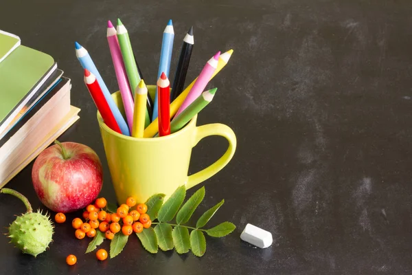 Назад до школи абстрактний фон з олівцями на дошці — стокове фото
