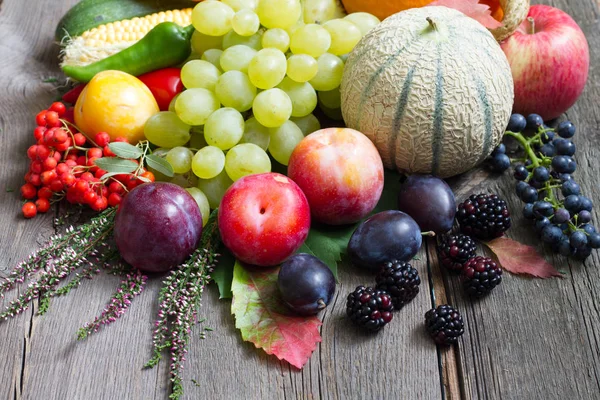 木の板のレトロな静物画で秋の果物と野菜 — ストック写真